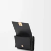 Cartera tríptica Anagram en piel de becerro granulada Black/Gold Cartera tríptica Anagram en piel de becerro granulada Black/Gold