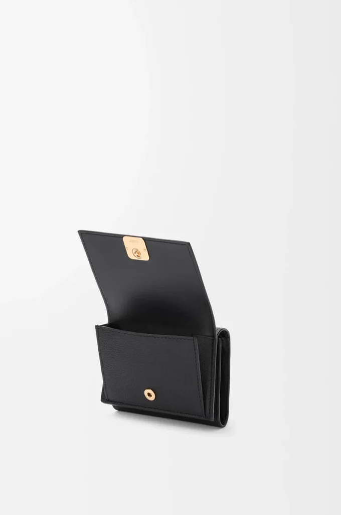 Cartera tríptica Anagram en piel de becerro granulada Black/Gold Cartera tríptica Anagram en piel de becerro granulada Black/Gold