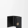 Cartera tríptica Anagram en piel de becerro granulada Black/Gold Cartera tríptica Anagram en piel de becerro granulada Black/Gold
