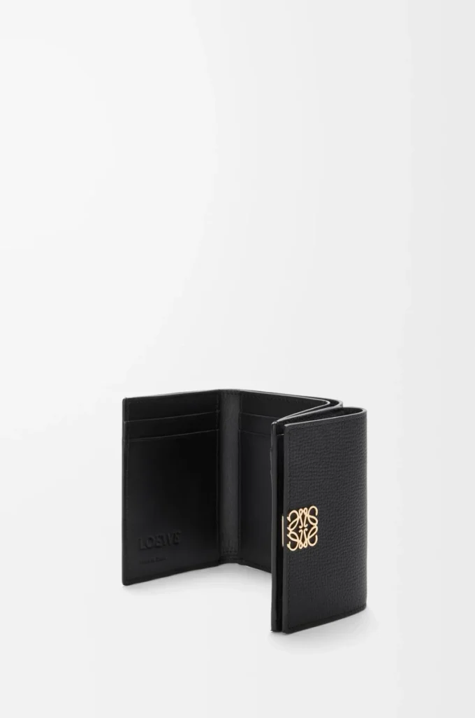 Cartera tríptica Anagram en piel de becerro granulada Black/Gold Cartera tríptica Anagram en piel de becerro granulada Black/Gold
