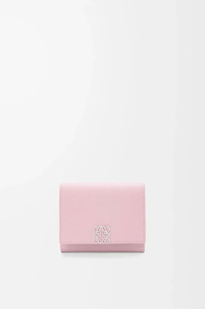 Cartera tríptica Anagram en piel de becerro granulada Blossom Cartera tríptica Anagram en piel de becerro granulada Blossom