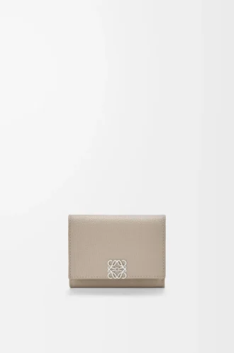 Cartera tríptica Anagram en piel de becerro granulada Clay