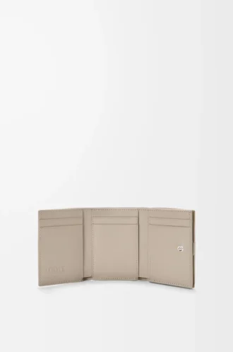 Cartera tríptica Anagram en piel de becerro granulada Clay