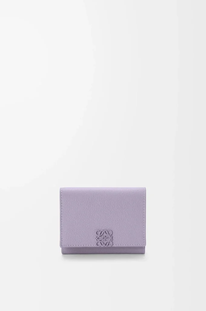 Cartera tríptica Anagram en piel de becerro granulada Dirty Mauve Cartera tríptica Anagram en piel de becerro granulada Dirty Mauve
