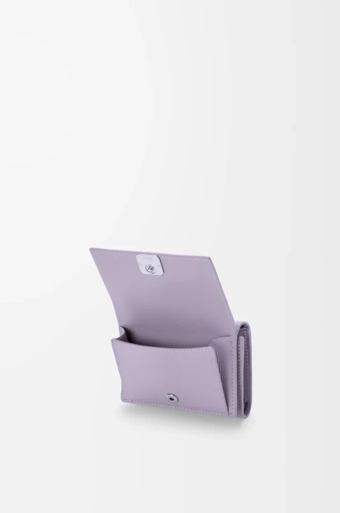Cartera tríptica Anagram en piel de becerro granulada Dirty Mauve Cartera tríptica Anagram en piel de becerro granulada Dirty Mauve