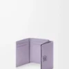 Cartera tríptica Anagram en piel de becerro granulada Dirty Mauve Cartera tríptica Anagram en piel de becerro granulada Dirty Mauve