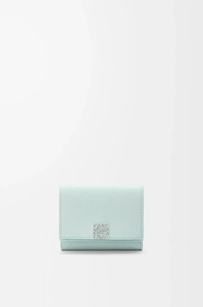 Cartera tríptica Anagram en piel de becerro granulada Frozen Cartera tríptica Anagram en piel de becerro granulada Frozen