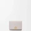Cartera tríptica Anagram en piel de becerro granulada Light Ghost Grey Cartera tríptica Anagram en piel de becerro granulada Light Ghost Grey