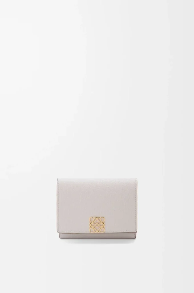 Cartera tríptica Anagram en piel de becerro granulada Light Ghost Grey Cartera tríptica Anagram en piel de becerro granulada Light Ghost Grey