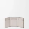 Cartera tríptica Anagram en piel de becerro granulada Light Ghost Grey Cartera tríptica Anagram en piel de becerro granulada Light Ghost Grey