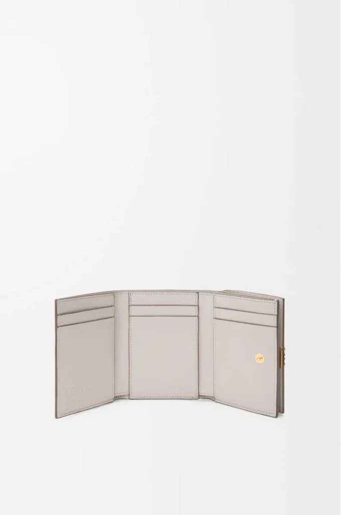 Cartera tríptica Anagram en piel de becerro granulada Light Ghost Grey Cartera tríptica Anagram en piel de becerro granulada Light Ghost Grey