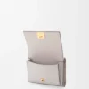 Cartera tríptica Anagram en piel de becerro granulada Light Ghost Grey Cartera tríptica Anagram en piel de becerro granulada Light Ghost Grey