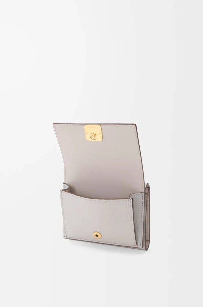 Cartera tríptica Anagram en piel de becerro granulada Light Ghost Grey Cartera tríptica Anagram en piel de becerro granulada Light Ghost Grey