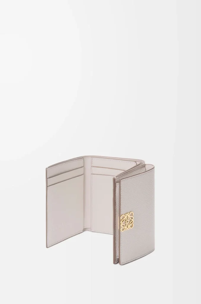 Cartera tríptica Anagram en piel de becerro granulada Light Ghost Grey Cartera tríptica Anagram en piel de becerro granulada Light Ghost Grey