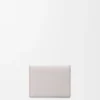 Cartera tríptica Anagram en piel de becerro granulada Light Ghost Grey Cartera tríptica Anagram en piel de becerro granulada Light Ghost Grey