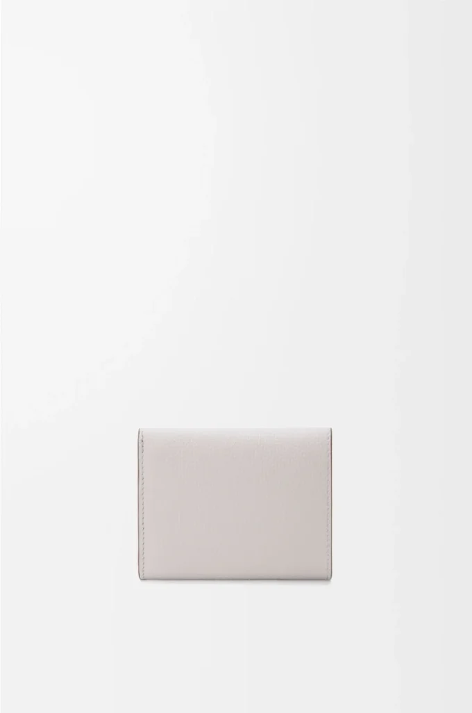 Cartera tríptica Anagram en piel de becerro granulada Light Ghost Grey Cartera tríptica Anagram en piel de becerro granulada Light Ghost Grey