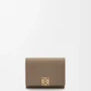 Cartera tríptica Anagram en piel de becerro granulada Taupe Cartera tríptica Anagram en piel de becerro granulada Taupe