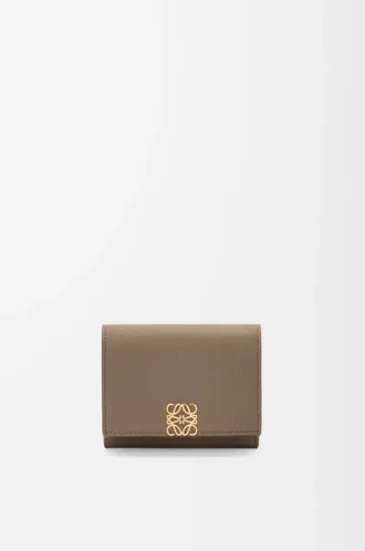 Cartera tríptica Anagram en piel de becerro granulada Taupe
