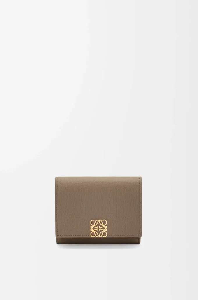 Cartera tríptica Anagram en piel de becerro granulada Taupe Cartera tríptica Anagram en piel de becerro granulada Taupe
