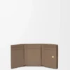 Cartera tríptica Anagram en piel de becerro granulada Taupe Cartera tríptica Anagram en piel de becerro granulada Taupe