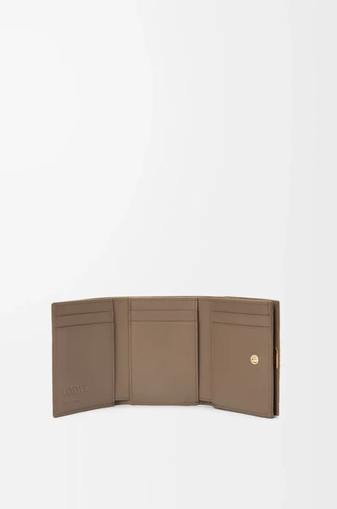 Cartera tríptica Anagram en piel de becerro granulada Taupe Cartera tríptica Anagram en piel de becerro granulada Taupe