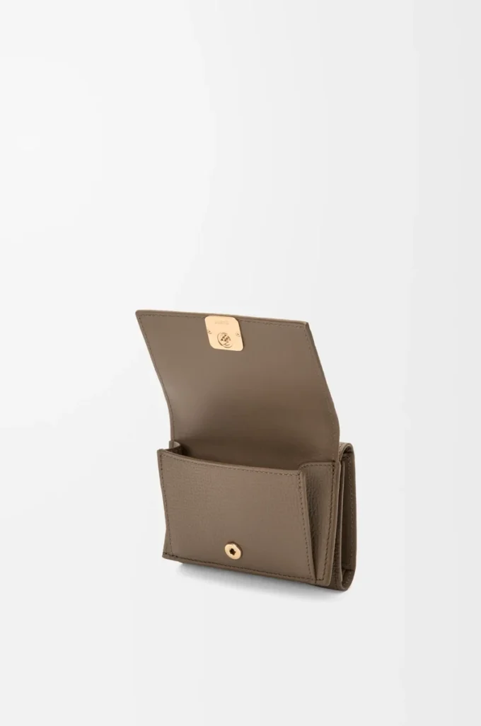 Cartera tríptica Anagram en piel de becerro granulada Taupe Cartera tríptica Anagram en piel de becerro granulada Taupe