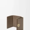 Cartera tríptica Anagram en piel de becerro granulada Taupe Cartera tríptica Anagram en piel de becerro granulada Taupe