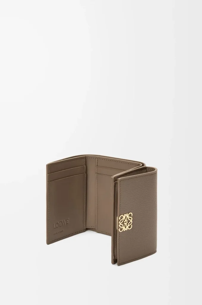 Cartera tríptica Anagram en piel de becerro granulada Taupe Cartera tríptica Anagram en piel de becerro granulada Taupe