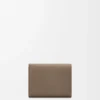 Cartera tríptica Anagram en piel de becerro granulada Taupe Cartera tríptica Anagram en piel de becerro granulada Taupe