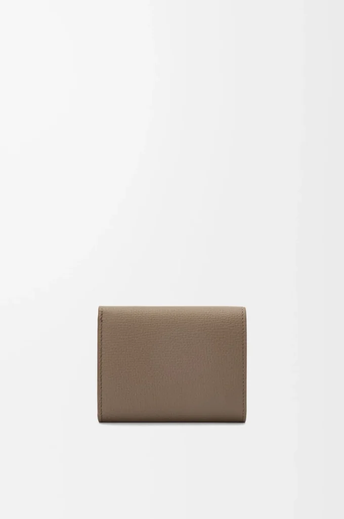 Cartera tríptica Anagram en piel de becerro granulada Taupe Cartera tríptica Anagram en piel de becerro granulada Taupe