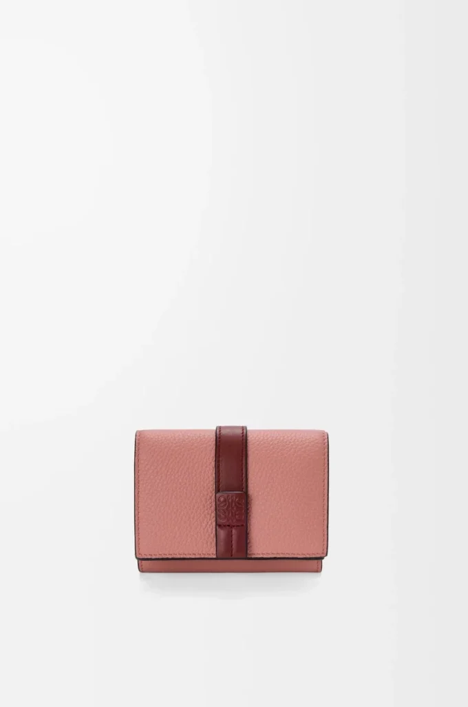 Cartera tríptica en piel de becerro granulada suave Blush/Mahogany Cartera tríptica en piel de becerro granulada suave Blush/Mahogany