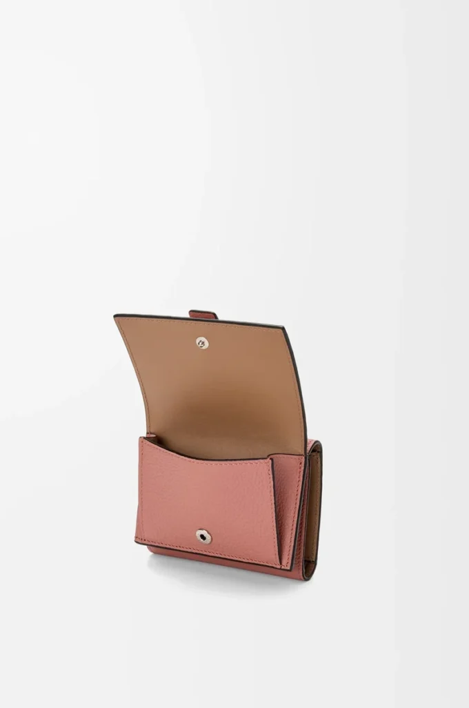 Cartera tríptica en piel de becerro granulada suave Blush/Mahogany Cartera tríptica en piel de becerro granulada suave Blush/Mahogany