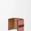 Cartera tríptica en piel de becerro granulada suave Blush/Mahogany Cartera tríptica en piel de becerro granulada suave Blush/Mahogany