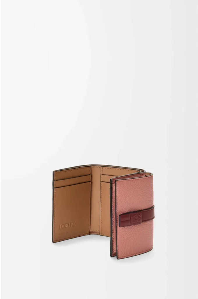 Cartera tríptica en piel de becerro granulada suave Blush/Mahogany Cartera tríptica en piel de becerro granulada suave Blush/Mahogany