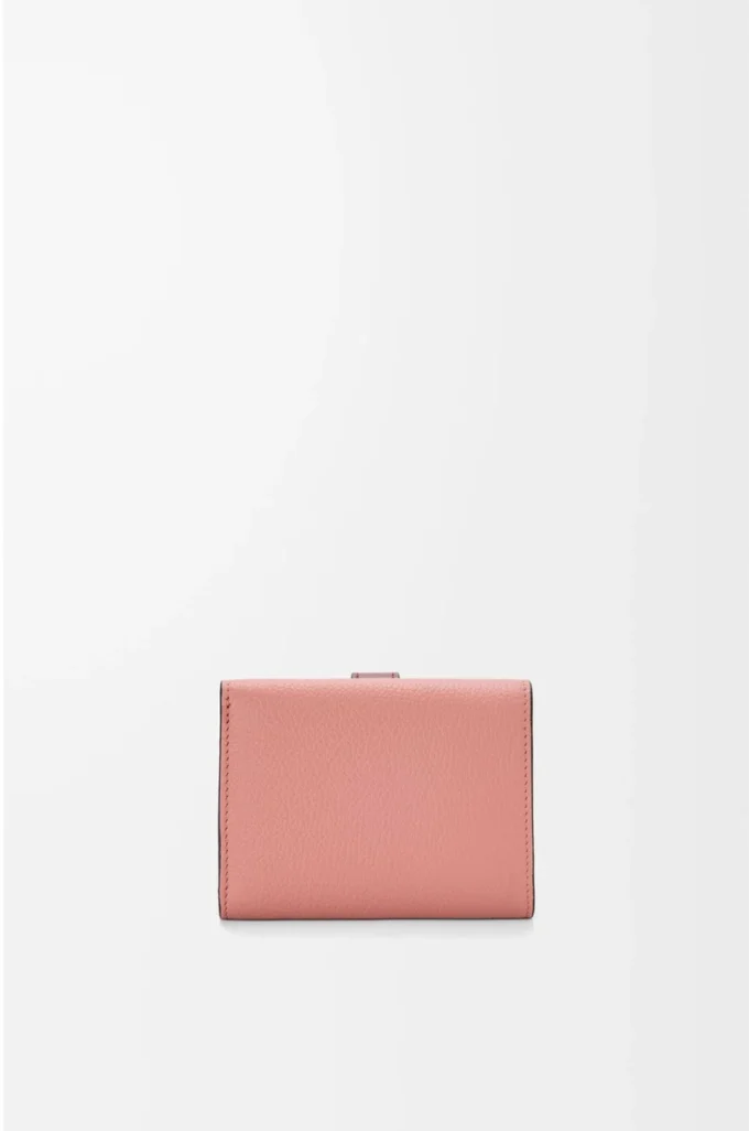Cartera tríptica en piel de becerro granulada suave Blush/Mahogany Cartera tríptica en piel de becerro granulada suave Blush/Mahogany