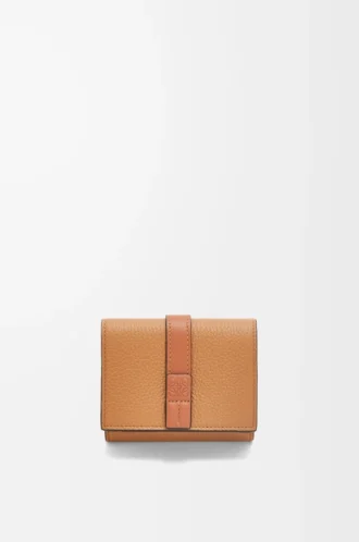 Cartera tríptica en piel de becerro granulada suave color caramelo/beige