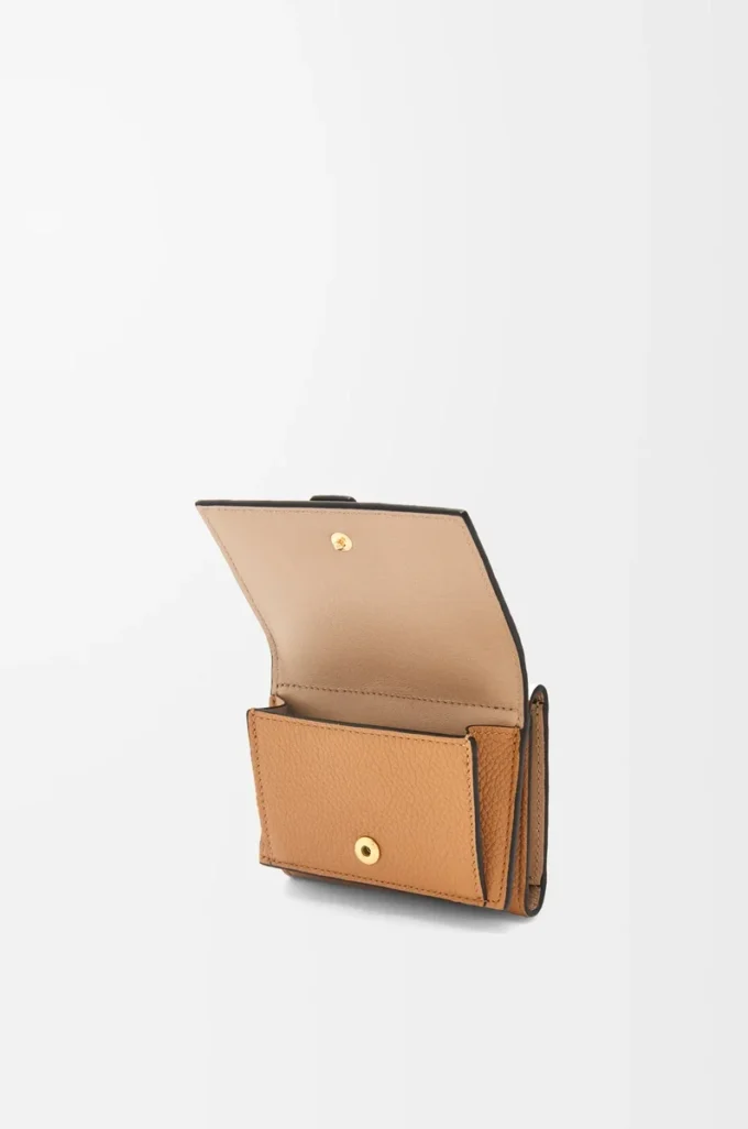 Cartera tríptica en piel de becerro granulada suave color caramelo/beige Cartera tríptica en piel de becerro granulada suave color caramelo/beige