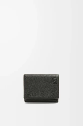 Cartera tríptica en piel de becerro granulada suave, color negro Cartera tríptica en piel de becerro granulada suave, color negro