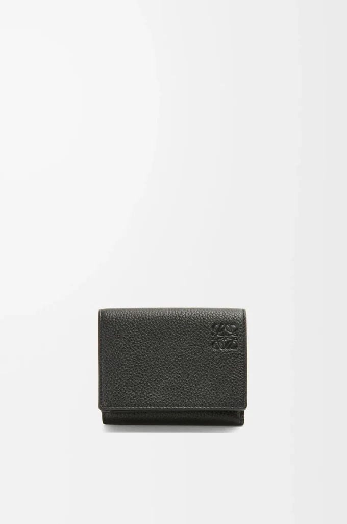 Cartera tríptica en piel de becerro granulada suave, color negro Cartera tríptica en piel de becerro granulada suave, color negro