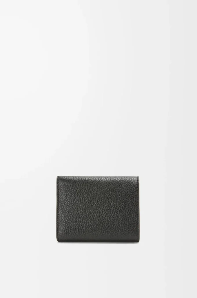 Cartera tríptica en piel de becerro granulada suave, color negro Cartera tríptica en piel de becerro granulada suave, color negro