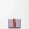 Cartera tríptica en piel de becerro granulada suave Dirty Mauve/Squirrel Cartera tríptica en piel de becerro granulada suave Dirty Mauve/Squirrel