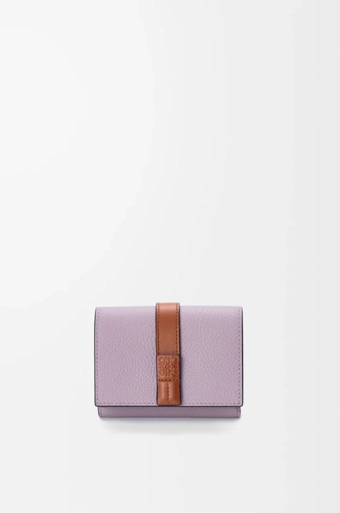 Cartera tríptica en piel de becerro granulada suave Dirty Mauve/Squirrel Cartera tríptica en piel de becerro granulada suave Dirty Mauve/Squirrel