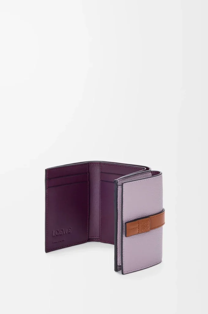 Cartera tríptica en piel de becerro granulada suave Dirty Mauve/Squirrel Cartera tríptica en piel de becerro granulada suave Dirty Mauve/Squirrel