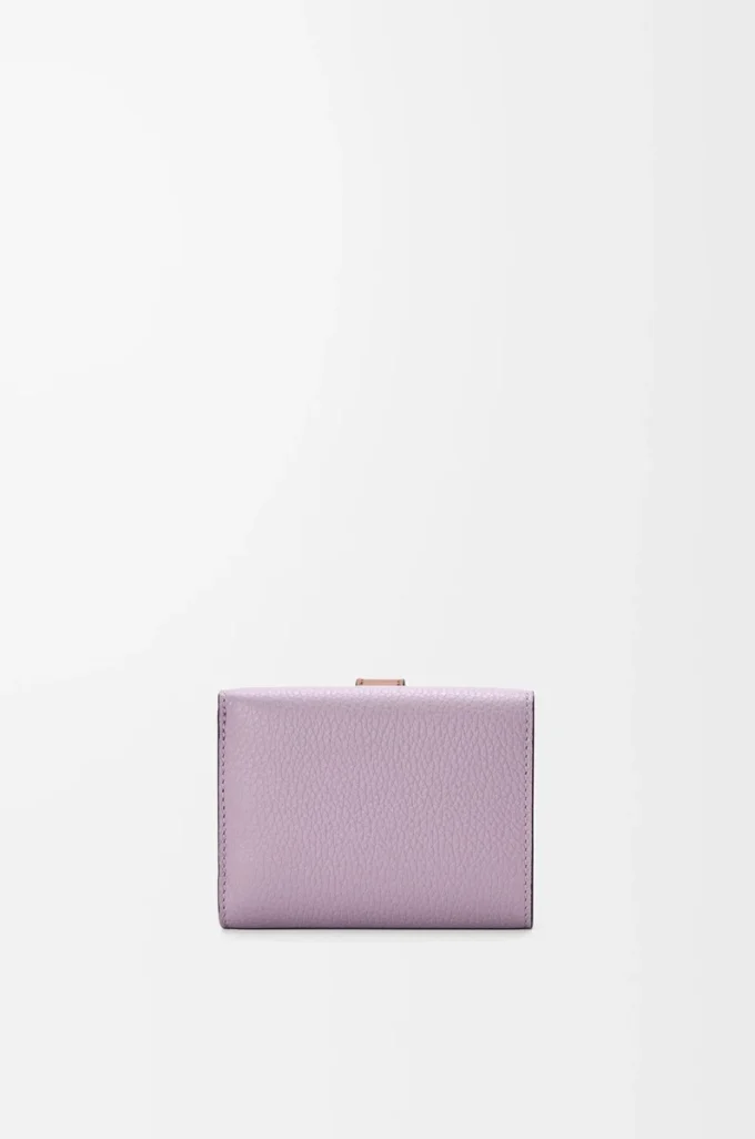 Cartera tríptica en piel de becerro granulada suave Dirty Mauve/Squirrel Cartera tríptica en piel de becerro granulada suave Dirty Mauve/Squirrel