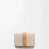 Cartera tríptica en piel de becerro granulada suave Light Oat/Honey Cartera tríptica en piel de becerro granulada suave Light Oat/Honey