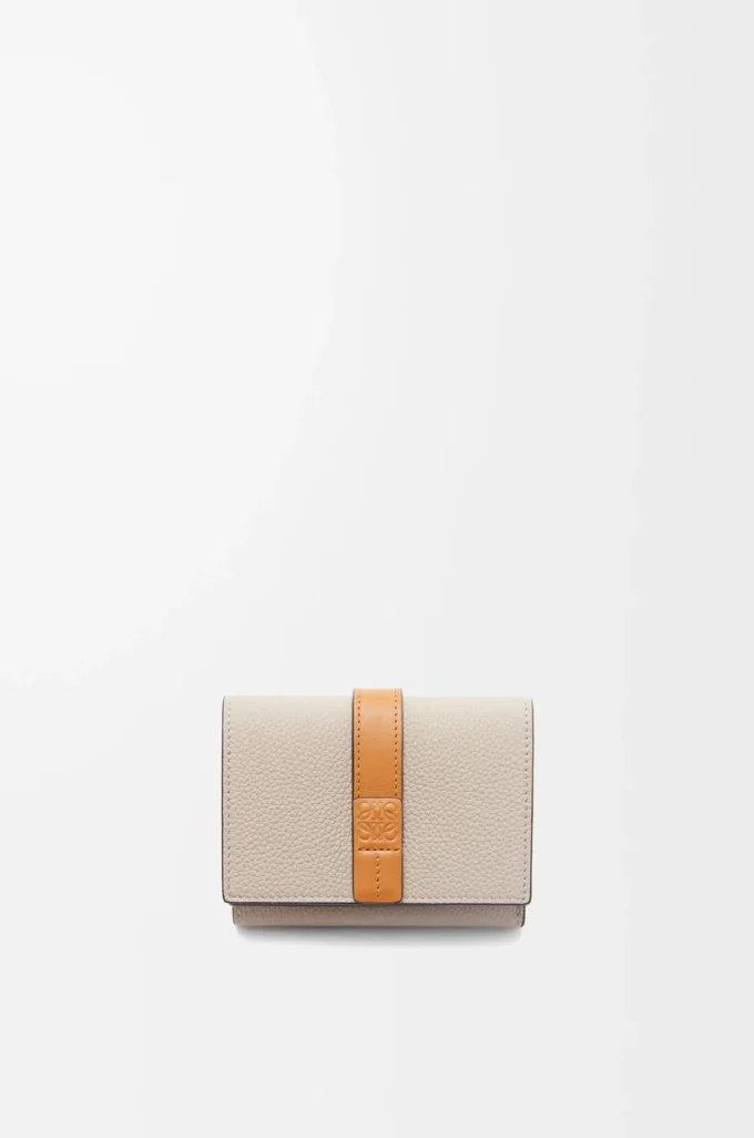 Cartera tríptica en piel de becerro granulada suave Light Oat/Honey Cartera tríptica en piel de becerro granulada suave Light Oat/Honey