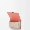 Cartera tríptica en piel de becerro granulada suave Light Oat/Honey Cartera tríptica en piel de becerro granulada suave Light Oat/Honey