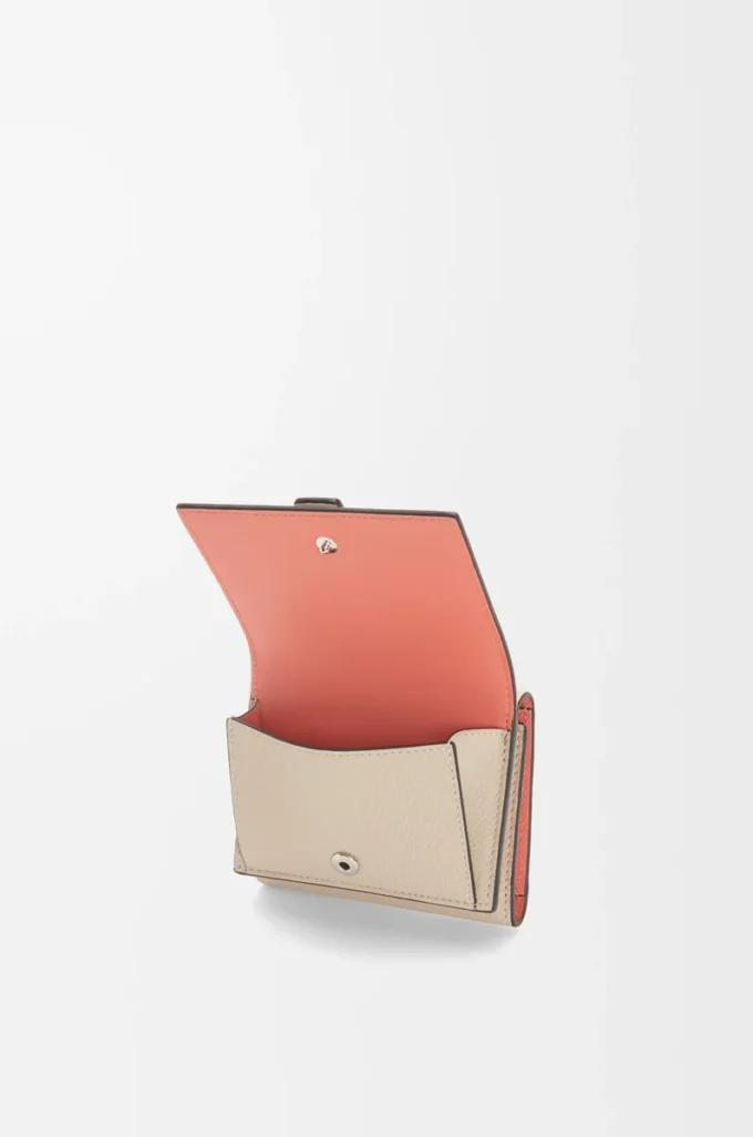Cartera tríptica en piel de becerro granulada suave Light Oat/Honey Cartera tríptica en piel de becerro granulada suave Light Oat/Honey