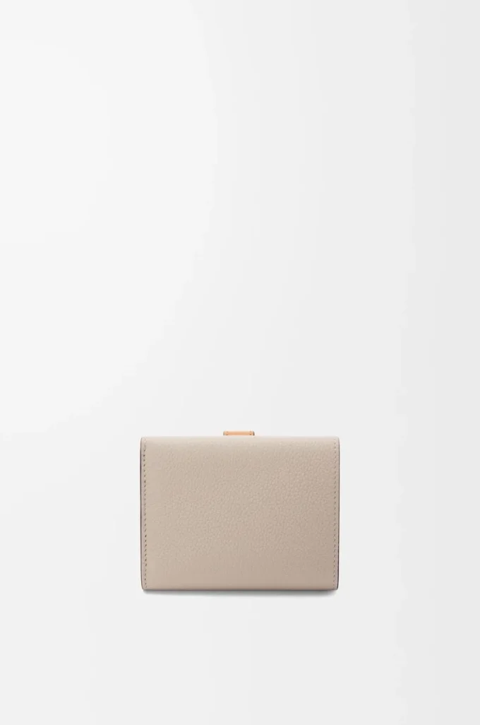 Cartera tríptica en piel de becerro granulada suave Light Oat/Honey Cartera tríptica en piel de becerro granulada suave Light Oat/Honey