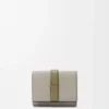 Cartera tríptica en piel de becerro granulada suave Shell Grey/Eucalyptus Cartera tríptica en piel de becerro granulada suave Shell Grey/Eucalyptus
